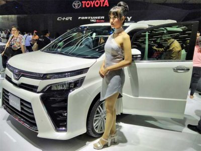 GIIAS 2017 Toyota Voxy warna White Pearl